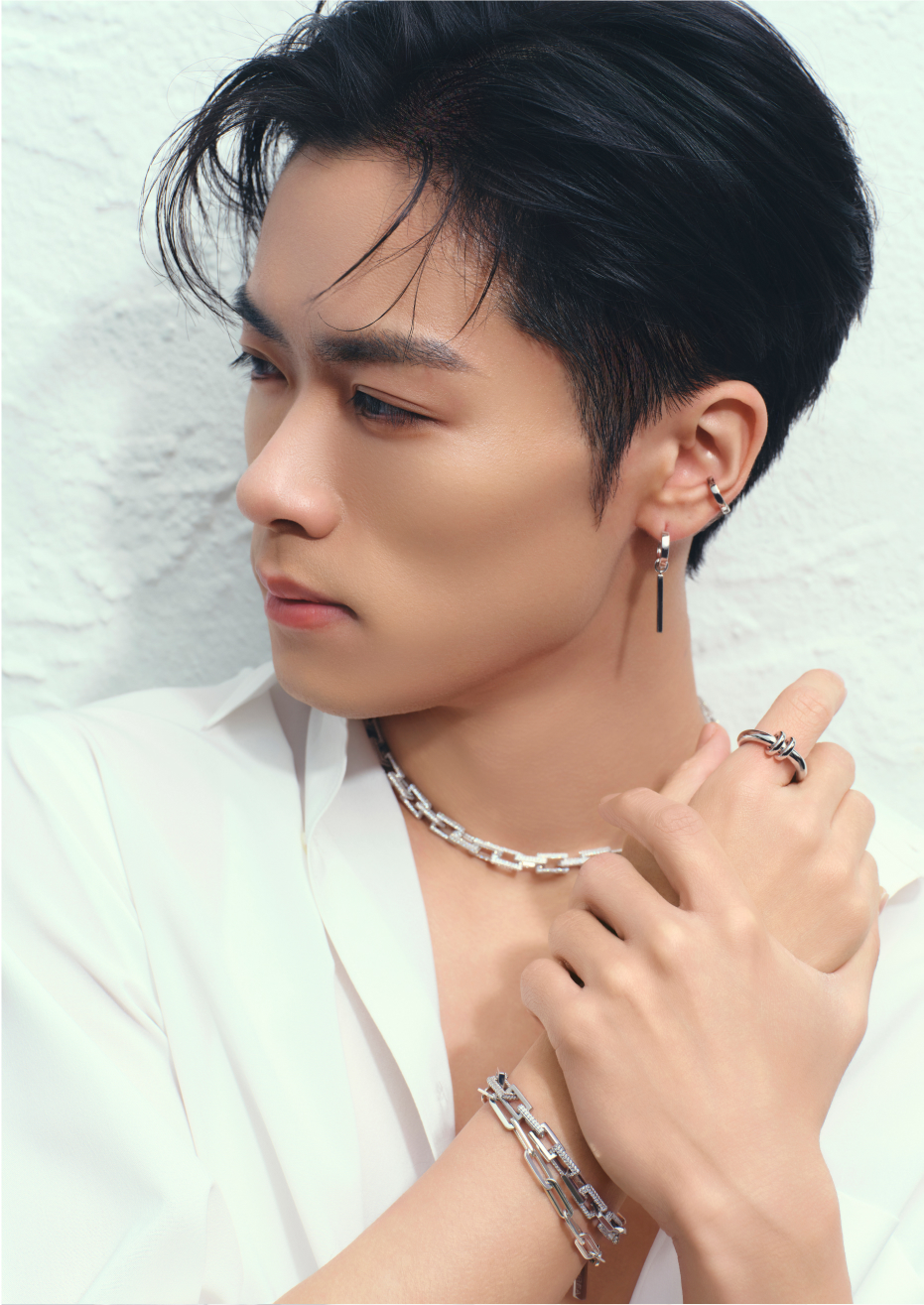 シルバー素材のアクセサリーを身に着けた男性